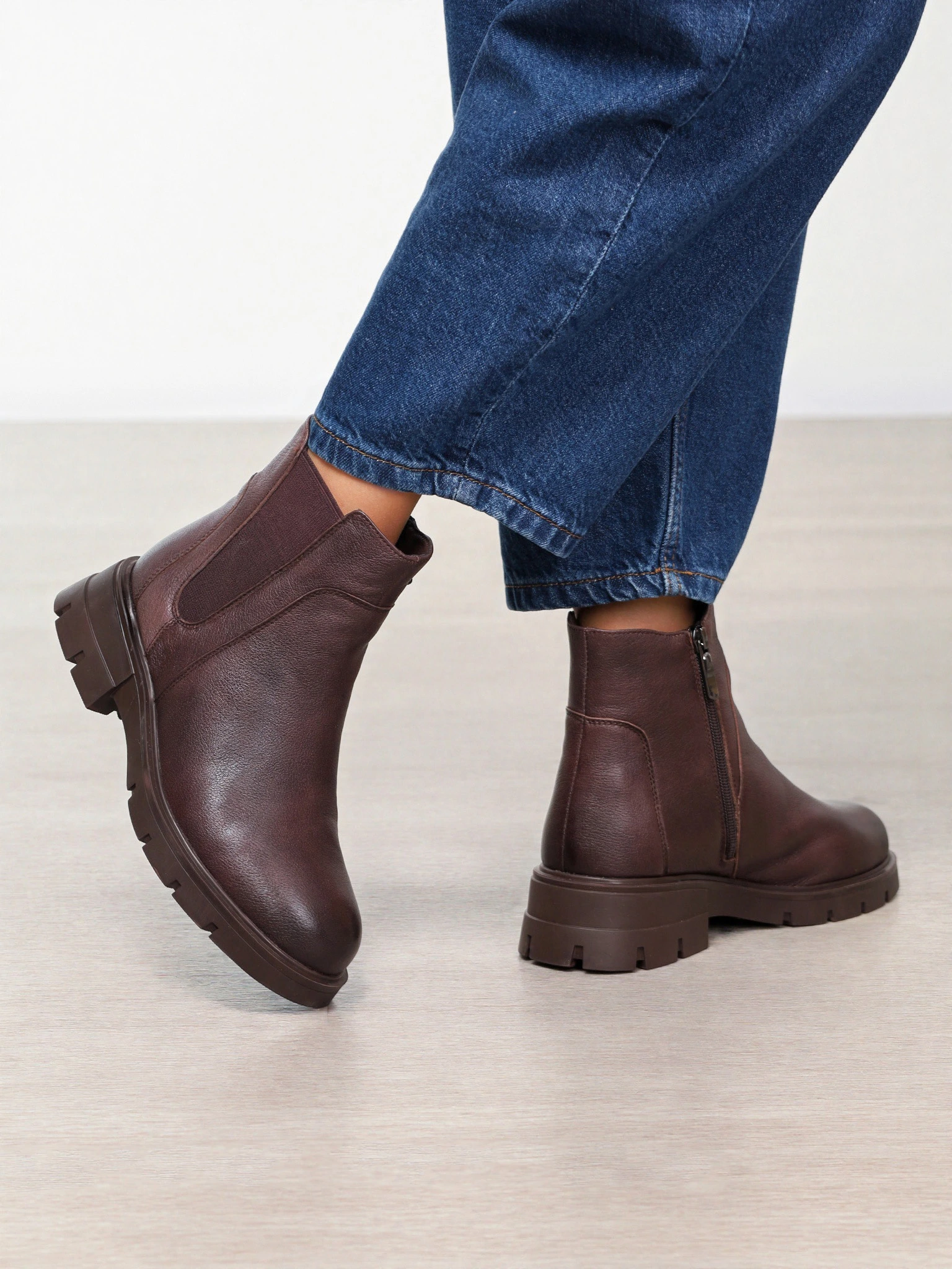 Ботинки бордового цвета с эластичной вставкой